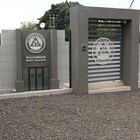 Millennium Body Guards Guesthouse 哈特比斯普特 外观 照片